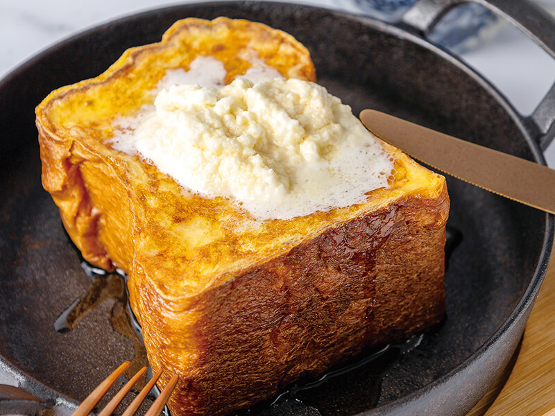 フレンチトースト　ホイップバターとメープルシロップ