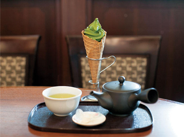 丸の内CAFE会 × 「宇治抹茶ソフトクリーム」と「煎茶一番茶めがみ」